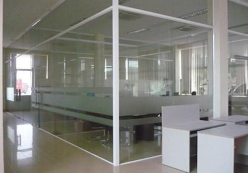 Vách ngăn kính cường lực