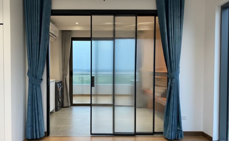 Cửa trượt slim 3 cánh trên 3 rây qua lại tại Đà Nẵng