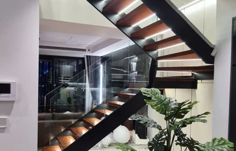 Lắp đặt cầu thang kính đẹp cho nhà cấp 4 tại Đà Nẵng