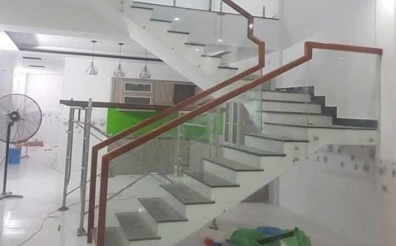 Cầu thang kính mẫu 4 THỢ GIỎI giá rẻ tại Đà Nẵng