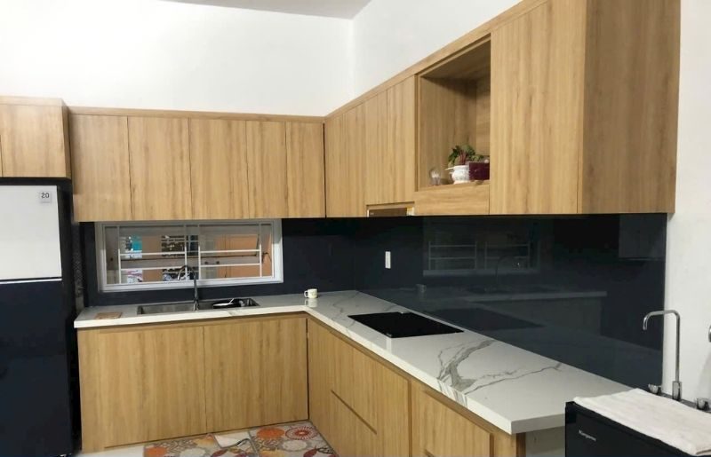 Kính ốp bếp màu đen