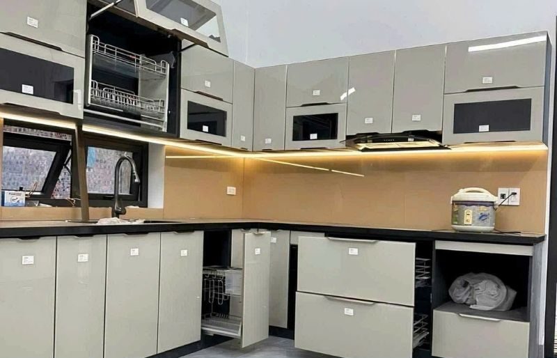 Tủ bếp nhôm hợp kim cánh kính hiện đại