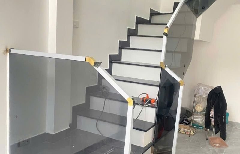 Cầu thang kính lắp đặt nhanh chóng có mặt trong 30P